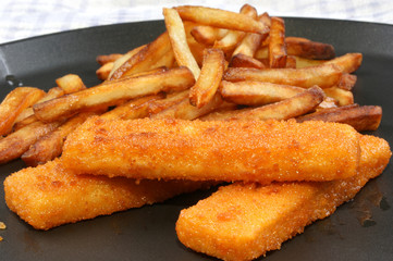 Fischstäbchen mit Pommes frites auf einer Pfanne