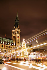 Obraz premium Weihnachtsmarkt Hamburg am Rathausmarkt
