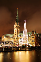 Fototapeta na wymiar Weihnachtsmarkt Hamburg am Rathausmarkt