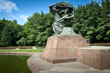 Fototapeta na wymiar Pomnik Fryderyka Chopina w lecie
