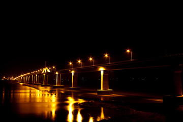 Fototapeta na wymiar Wiersz światła na moście