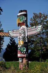 Raamstickers Totem gevormd in Stanley park, BC Canada © Happy Hues