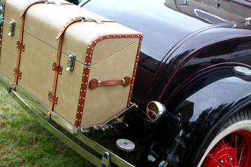 malle arrière de voiture ancienne