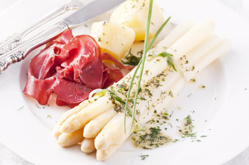 Spargel mit Schinken