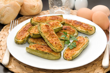 piatto di zucchini ripieni