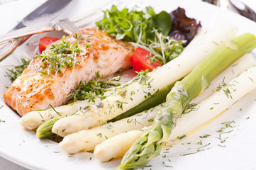 Spargelsalat mit Lachs
