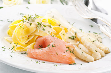 Spargel mit Pasta und Lachs