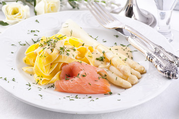 Pasta mit Lachs und Spargel