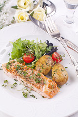 Lachs mit Salat und Kartoffeln