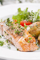 Lachssteak mit Salat