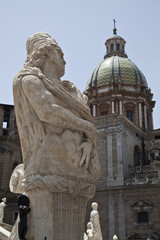 Fototapeta na wymiar Statue in the square at Palermo