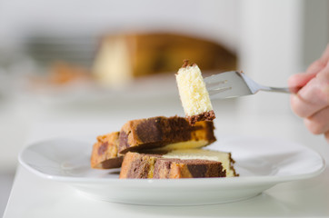 Teller mit Kuchen, Kuchen essen