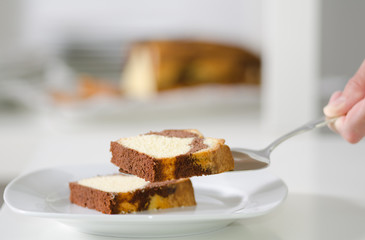 Teller mit Kuchen, Kuchen abnieten