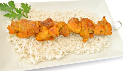 Pincho de carne de cerdo con arroz