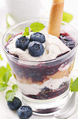 Dessert mit Heidelbeeren