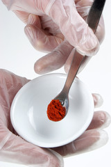 Paprikapulver während einer Laboruntersuchung