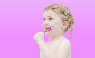 Bambina che si lava i denti