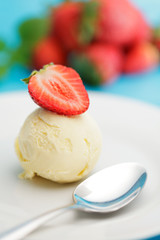 Erdbeere auf Vanilleeis