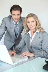 Fototapeta na wymiar Biznesmen i businesswoman pracy przed laptopem
