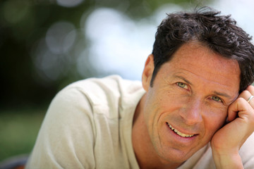 Obraz premium Man resting head in hand