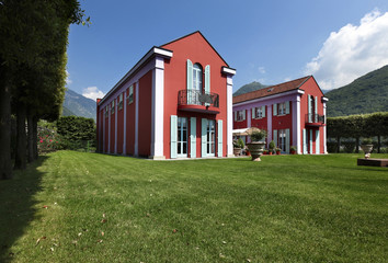 Obraz premium bella casa con prato davanti