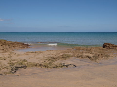 Ruhiges Meer mit Blick über den Strand einer kleinen Bucht