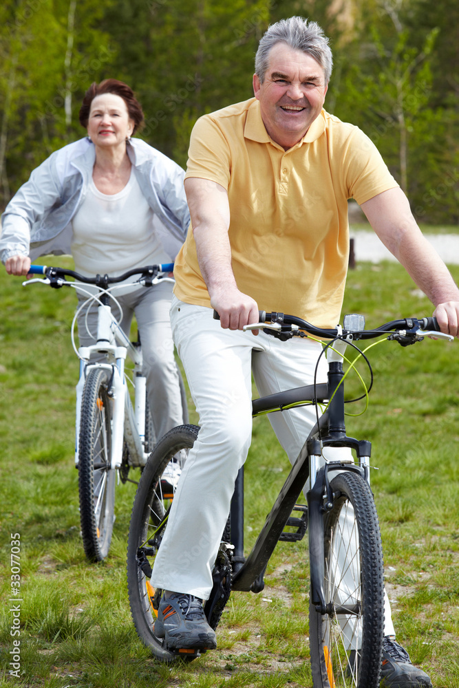 Wall mural Mature bicyclist