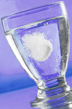Comprim&eacute; effervescent dans le verre