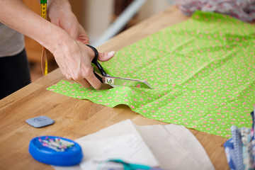 schneiderin bei der arbeit