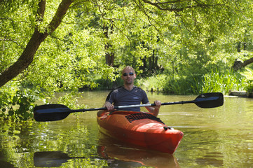 Mann mit rotem Paddelboot