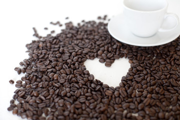 tasse de café sur fond de coeur