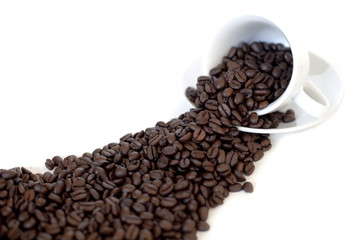 tasse emplie et débordante de café en grains