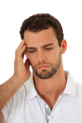 Attraktiver Mann leidet an Kopfschmerzen