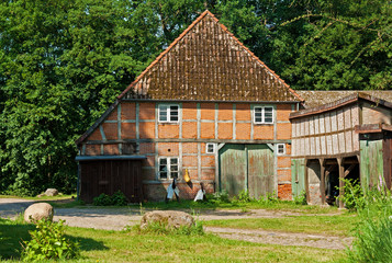 Dorfstraße und Bauernhof