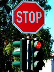 Stopschild mit Ampel