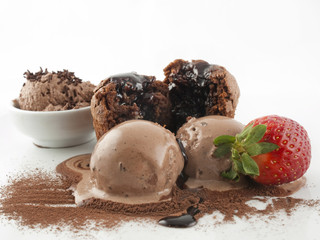 Postre de helado de chocolate con fresas y muffins sobre fondo blanco aislado. Vista de frente. Copy space