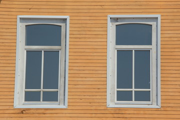 Стена дома с двумя окнами