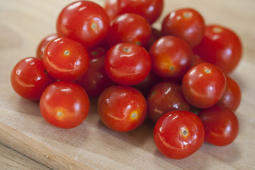 Świeże małe pomidorki koktajlowe