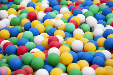 Grupa kolorowych piłeczek