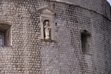 Fototapeta na wymiar Statua św Błażeja w murów miasta Dubrovnic, Chorwacja