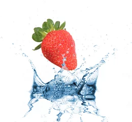 Poster Im Rahmen Erdbeere fiel in Wasserspritzer auf Weiß © Lukas Gojda