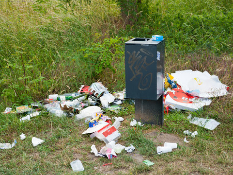 Abfall liegt verteilt in der Landschaft