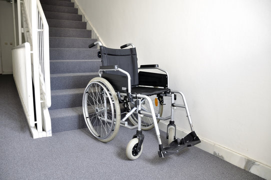 Rollstuhl steht im Treppenhaus