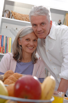 nettes Paar mit Obst