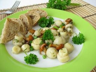 Pilzsalat mit Champignons und Stockschwämmchen