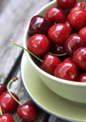 Bol avec des cerises