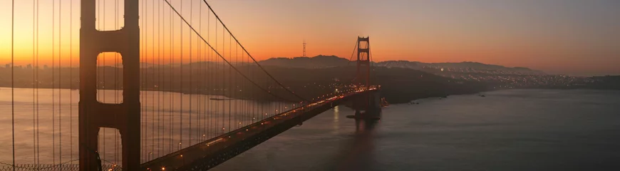 Zelfklevend Fotobehang Golden Gate Bridge bij dageraad © mtilghma