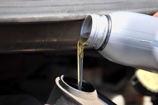 Rabbocco olio su furgone