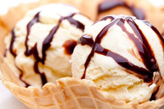 2 Kugeln Vanilleeis in Waffel und Schokoladenso&szlig;e