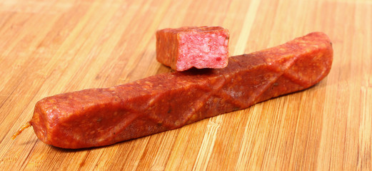 Landjäger auf Holzbrett